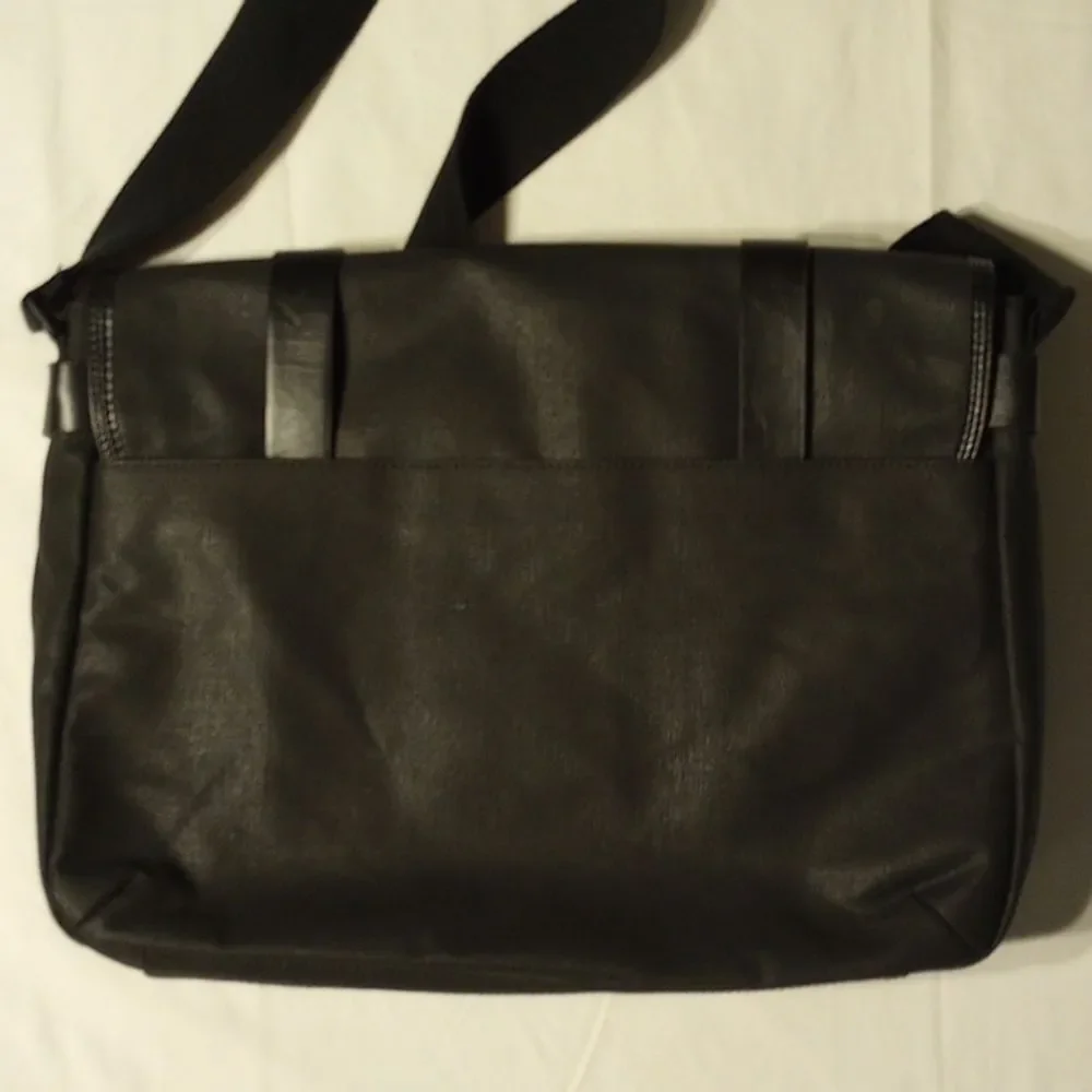 Kenneth Cole Reaction Messenger Bag